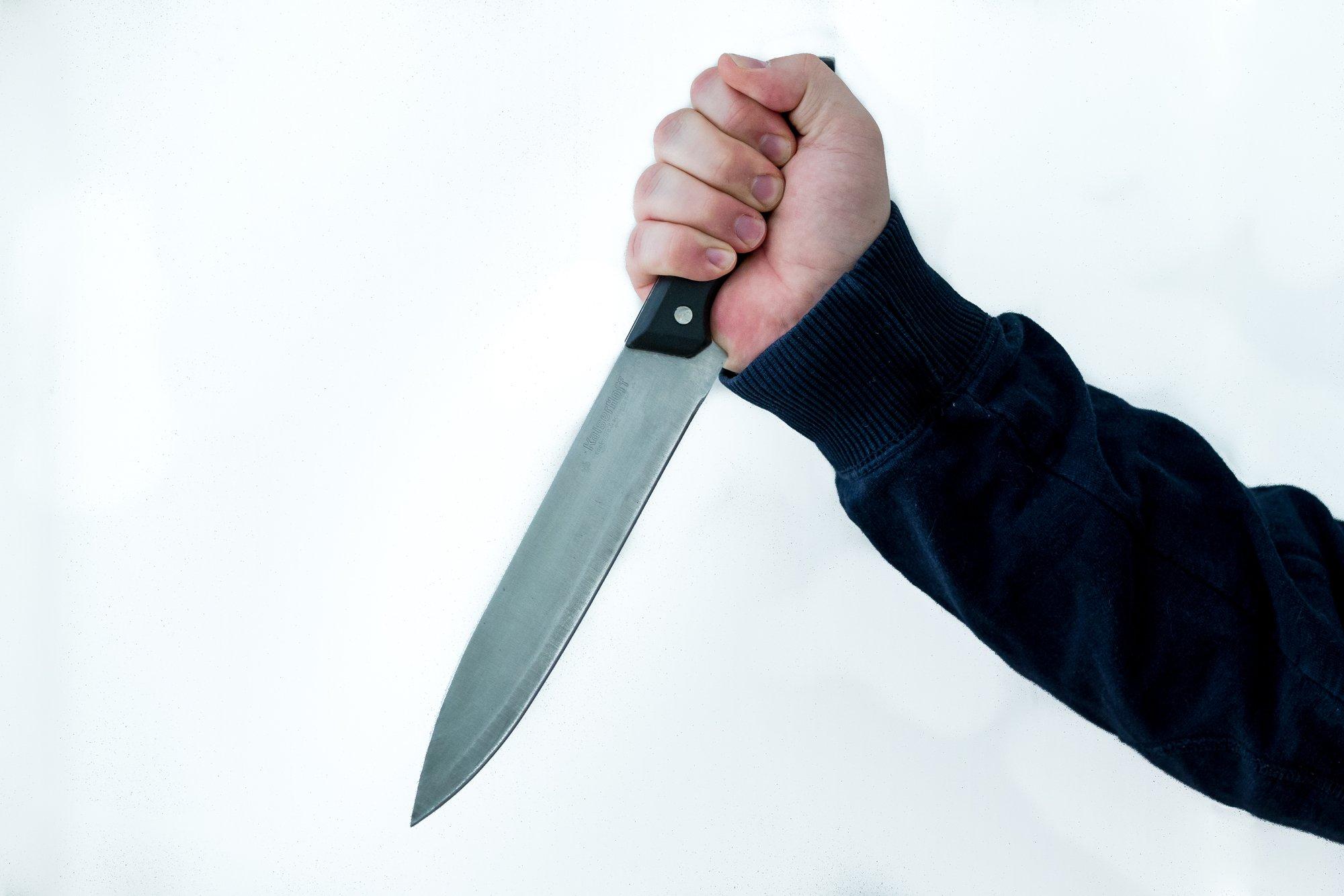 В Нарве молодой мужчина ударил человека и угрожал ему ножом в заведении питания на Петровской площади, его задержали, когда он пытался скрыться на BMW