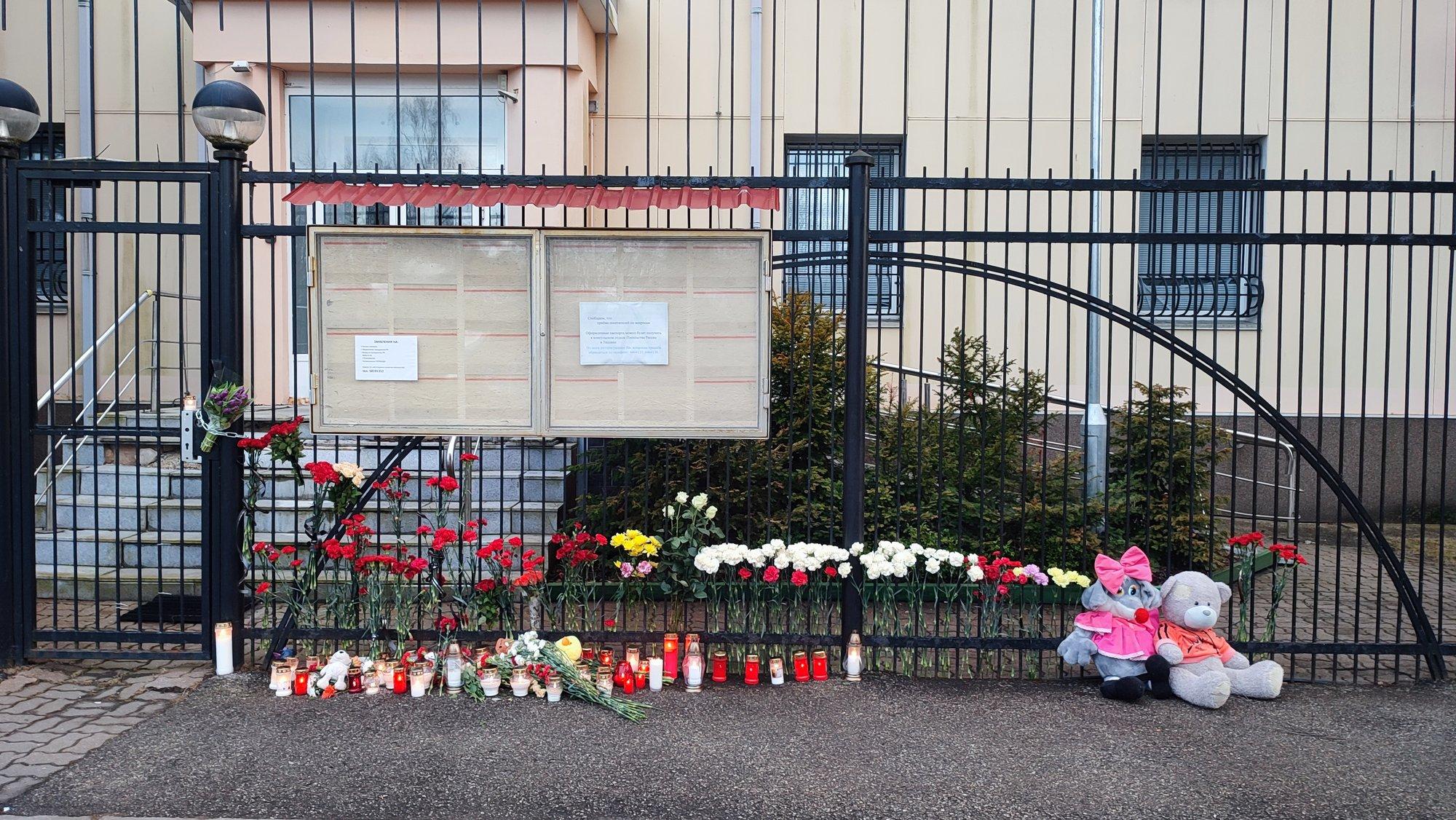ФОТО | Реакция нарвитян на теракт: к зданию бывшего российского Консульства люди несут цветы, игрушки, зажигают свечи