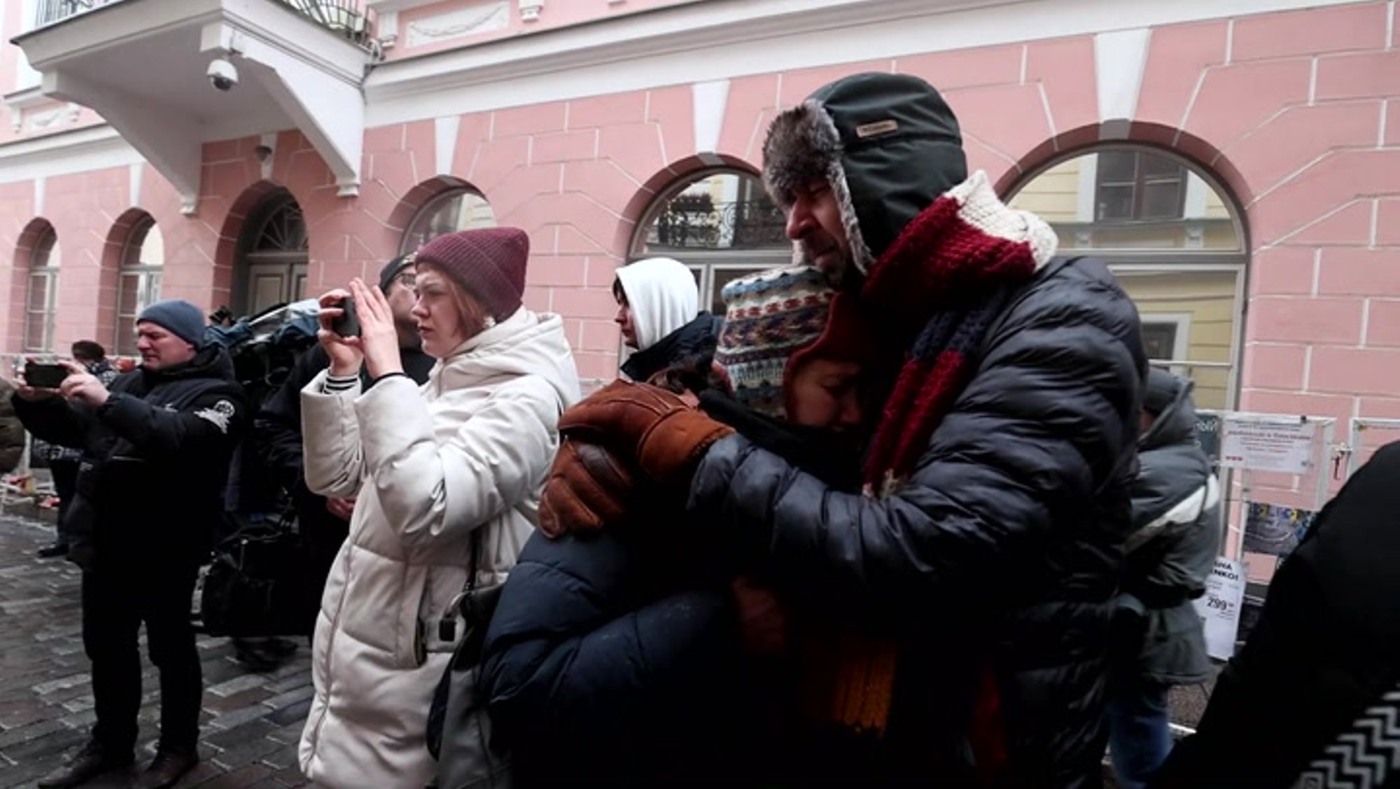 ВИДЕО | Участники митинга у посольства РФ: Мы боялись этого дня. Навального больше нет