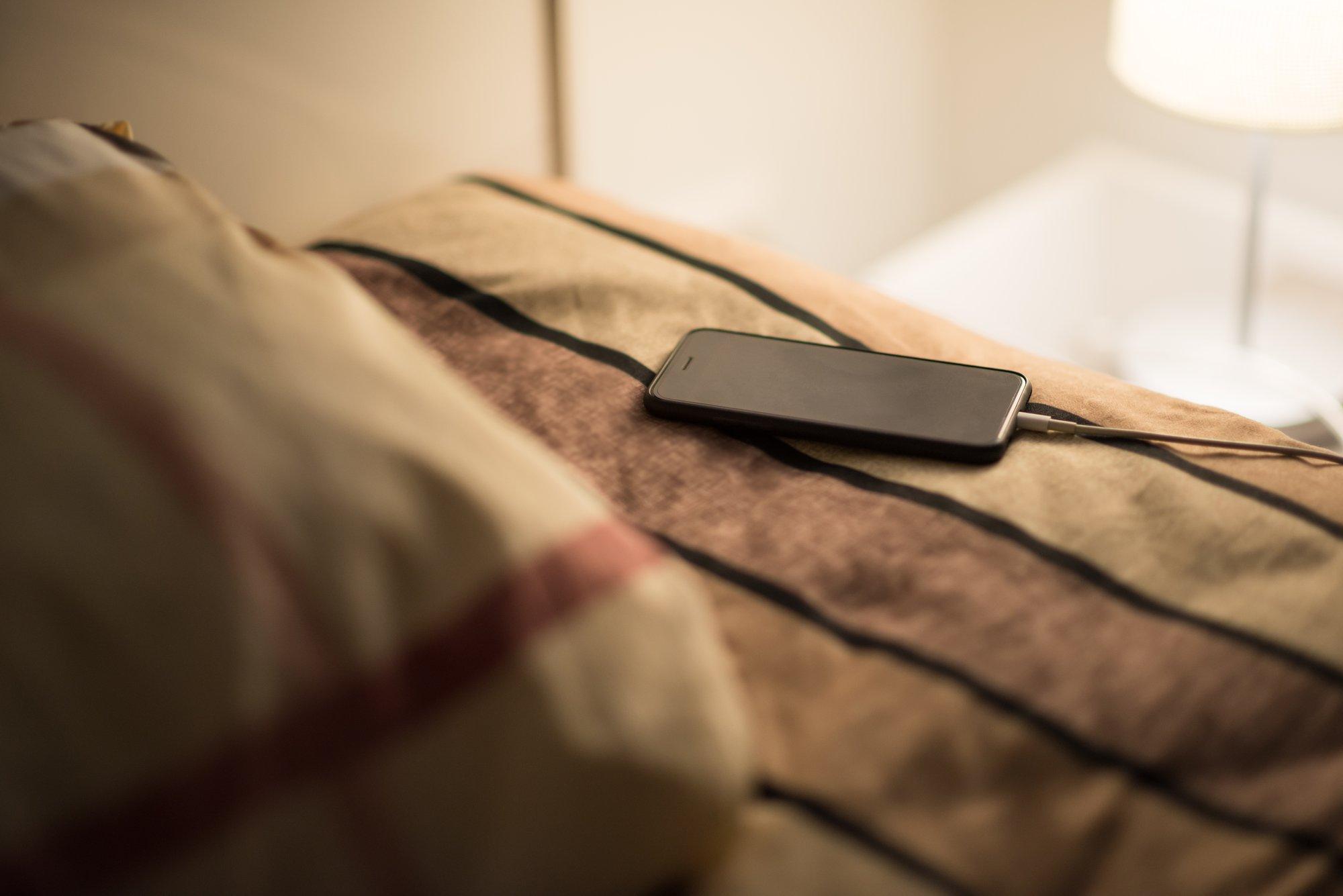 Телефон нельзя класть под подушку: миф или правда