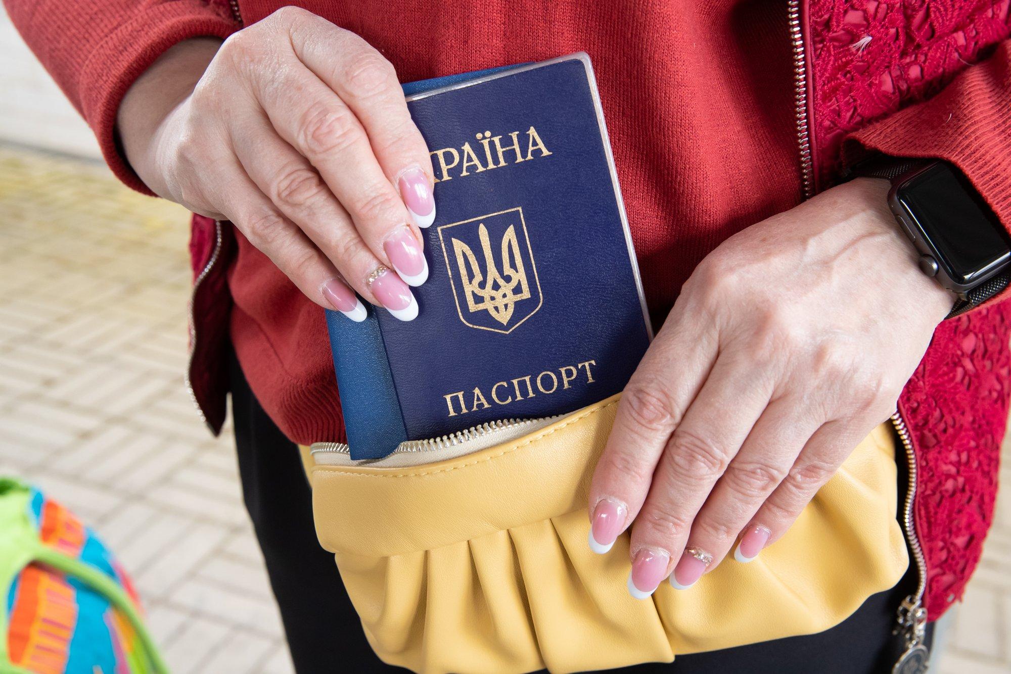 Затронут ли новые паспортные правила Украины вид на жительство или временную защиту, полученные в Эстонии?