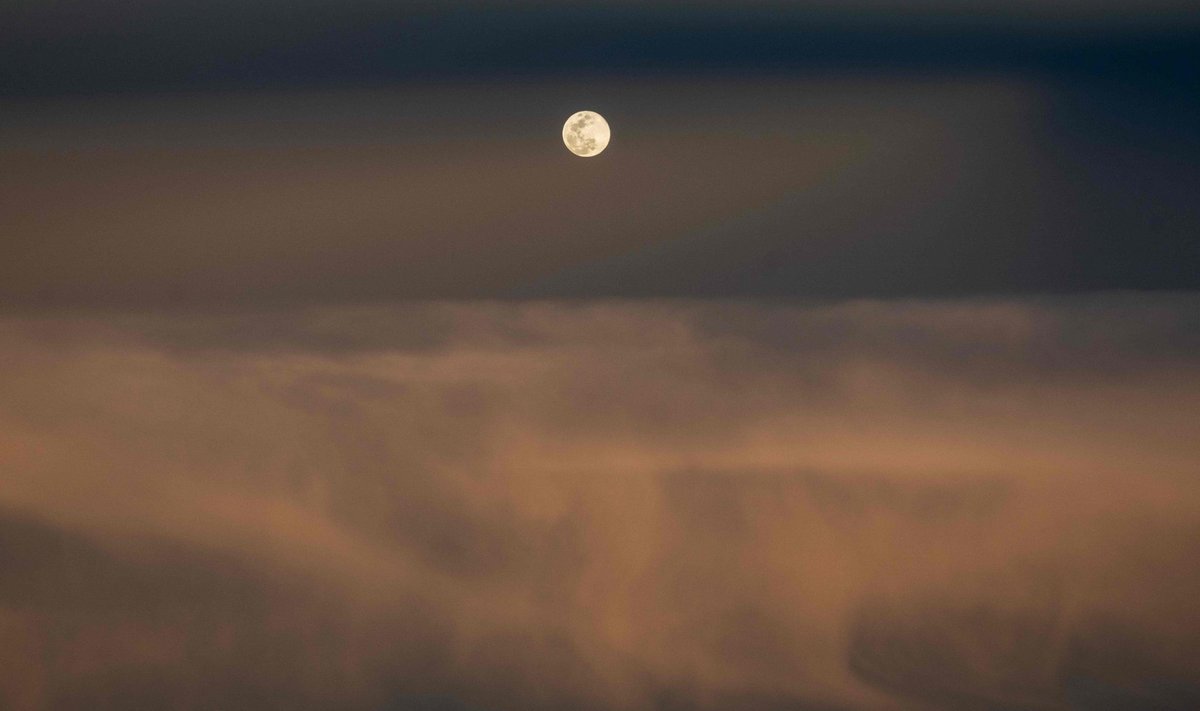 В ночь на пятницу через Эстонию пройдет облако пыли из Сахары. Не попадите под дождь!