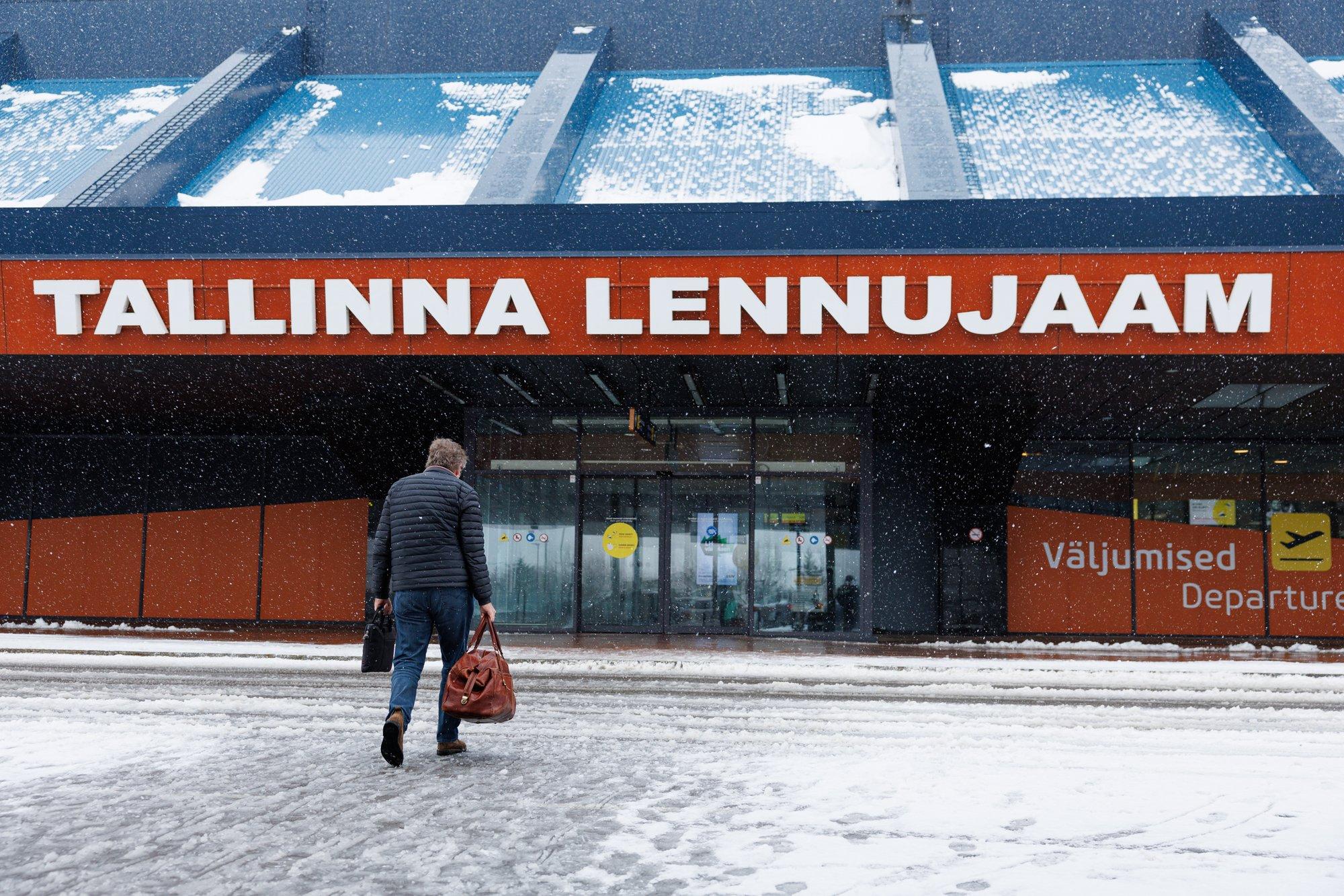 Снегопад нарушил работу Таллиннского аэропорта, часть рейсов отменена