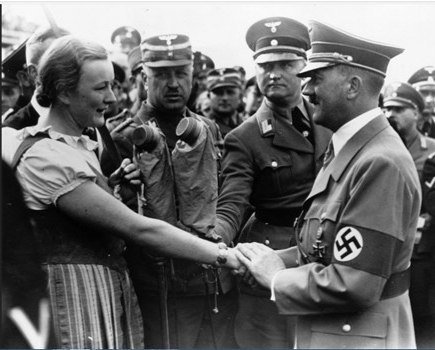 Правда ли, что на этом фото рядом с Гитлером изображена бабушка Урсулы фон дер Ляйен?
