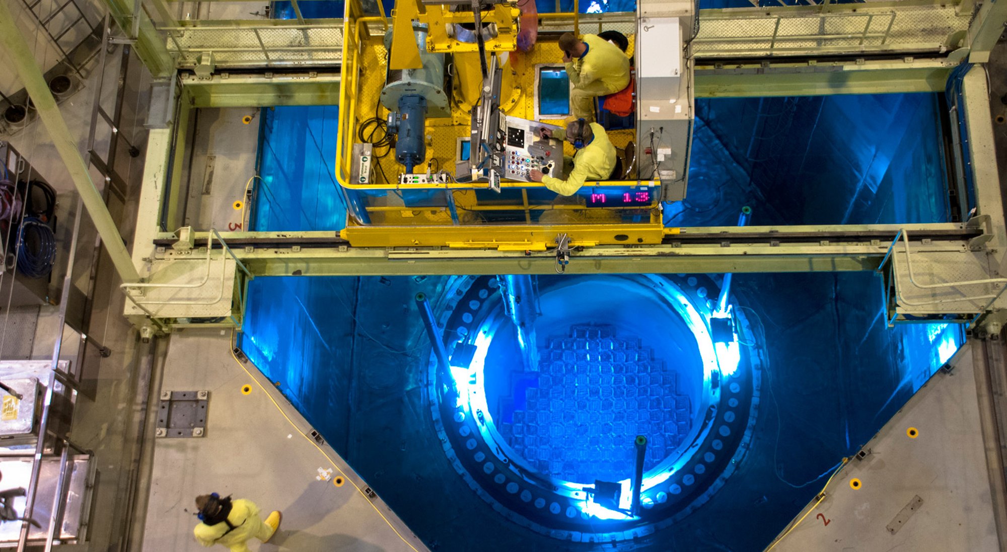 Процесс замены ядерного топлива в реакторе