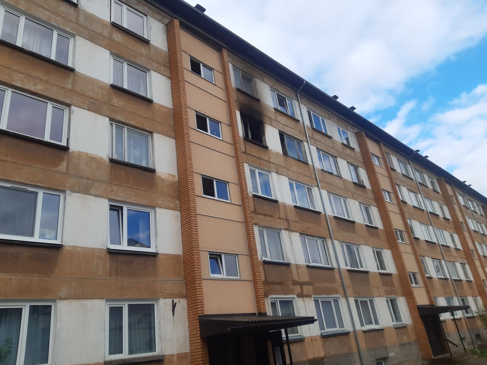 ФОТО | В многоквартирном доме случился пожар, 77-летнюю хозяйку квартиры удалось спасти