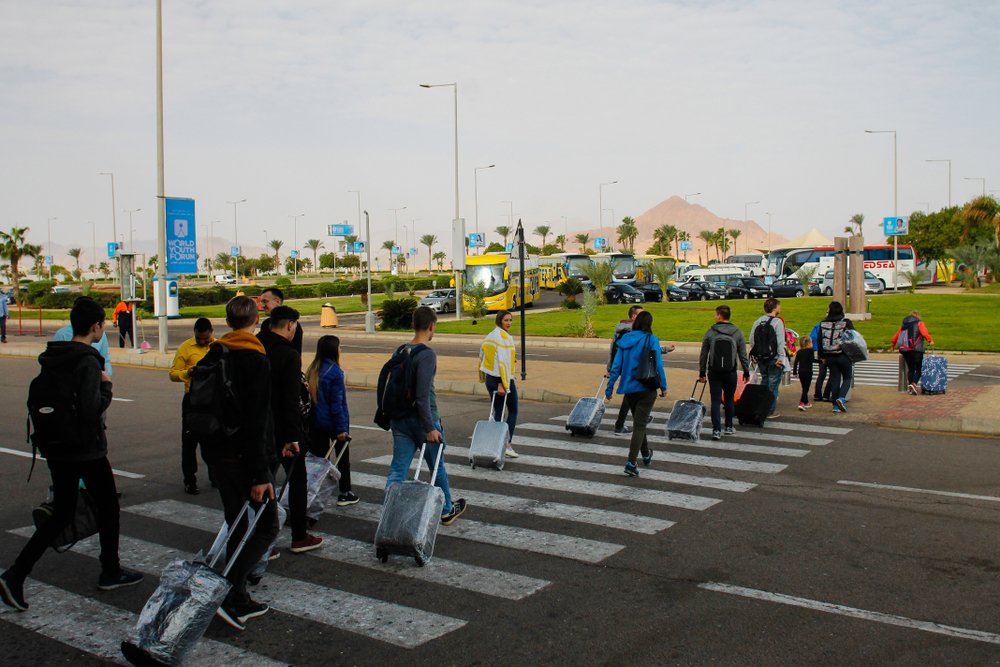 ВИДЕО | В Египте клиентов Coral Travel отказывались регистрировать на рейс. Ситуацию спас эстонский турист