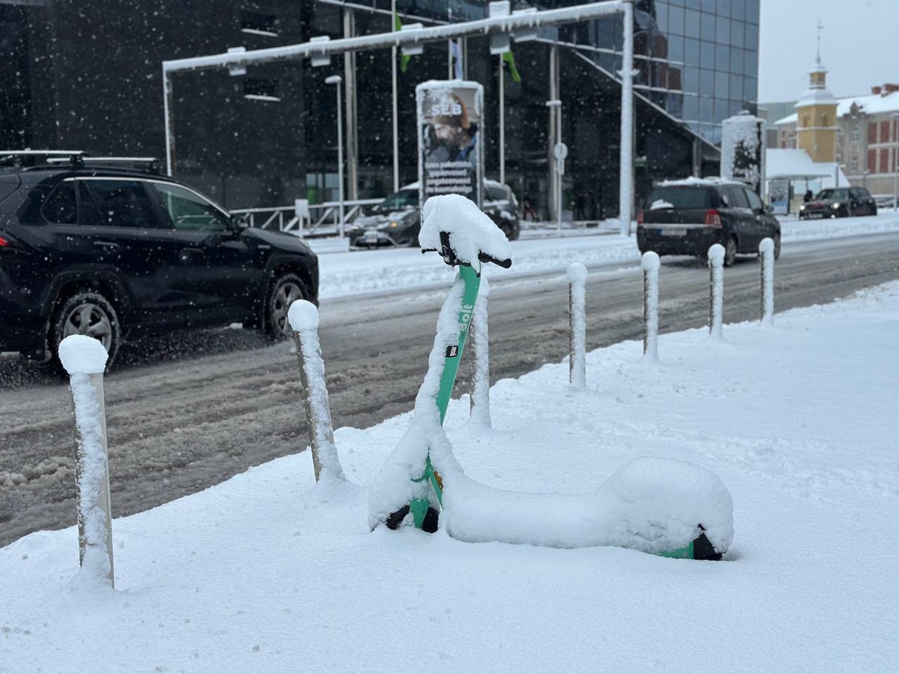 ФОТО | Из-за снегопада Bolt поставил самокаты и велосипеды на паузу