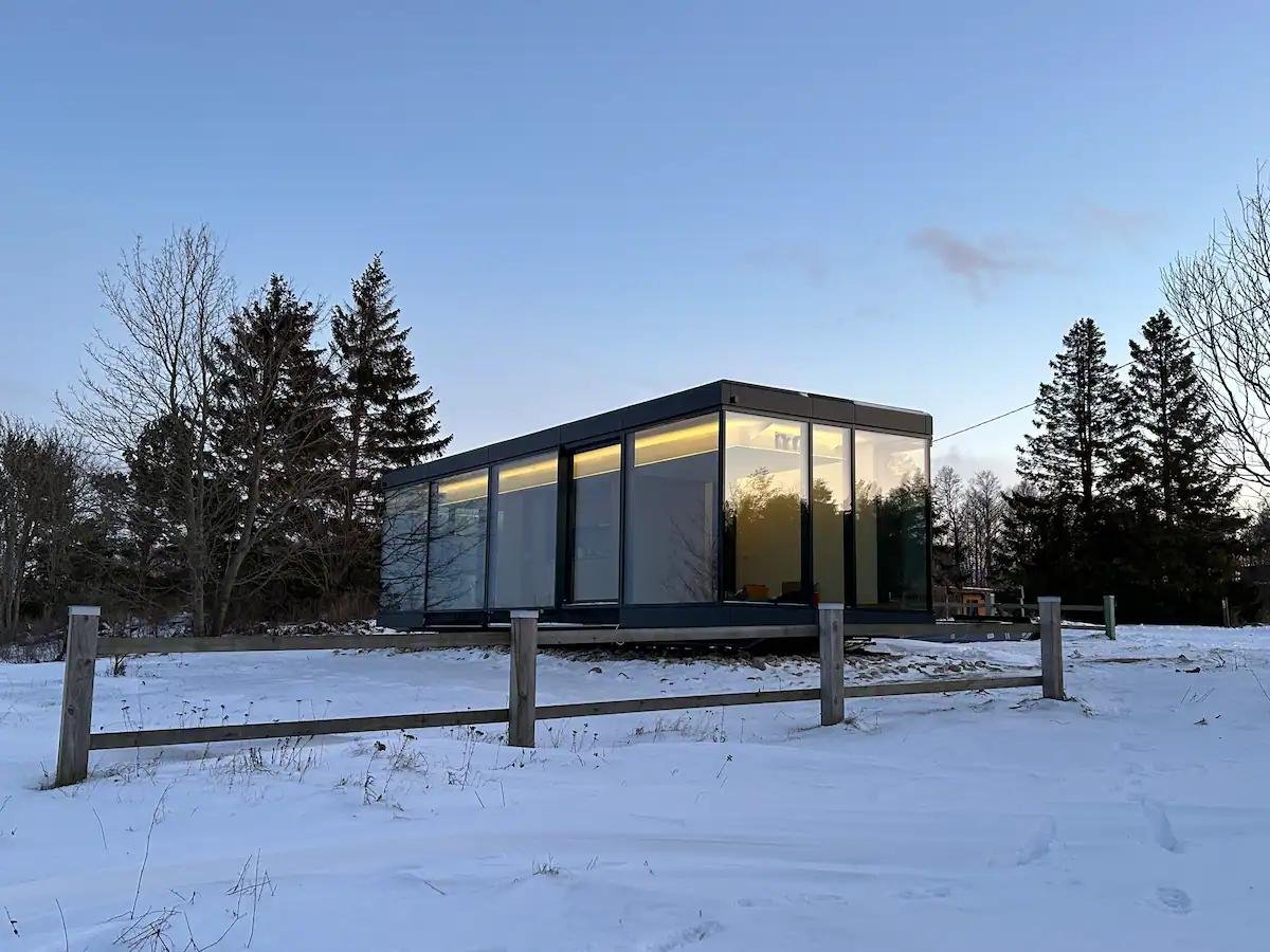 ФОТО | На эстонском побережье появился стеклянный домик для встречи рассветов и закатов у моря