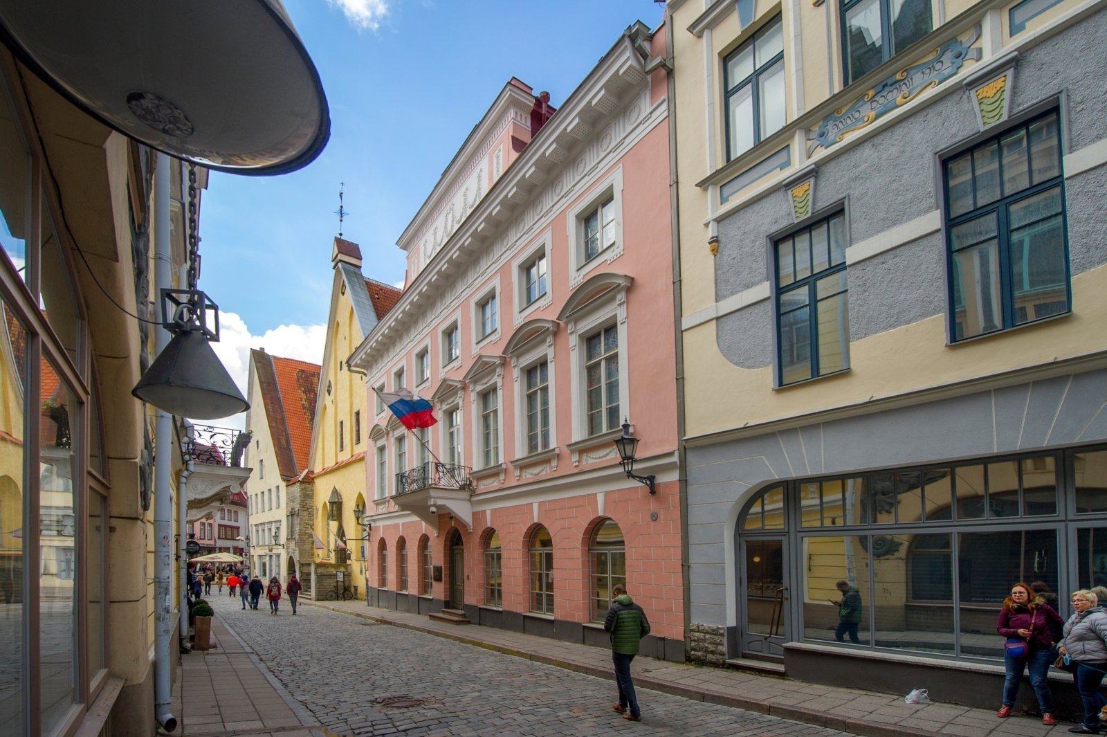 Годы пустых усилий: посольство России снимало квартиру в центре города по цене чашки кофе