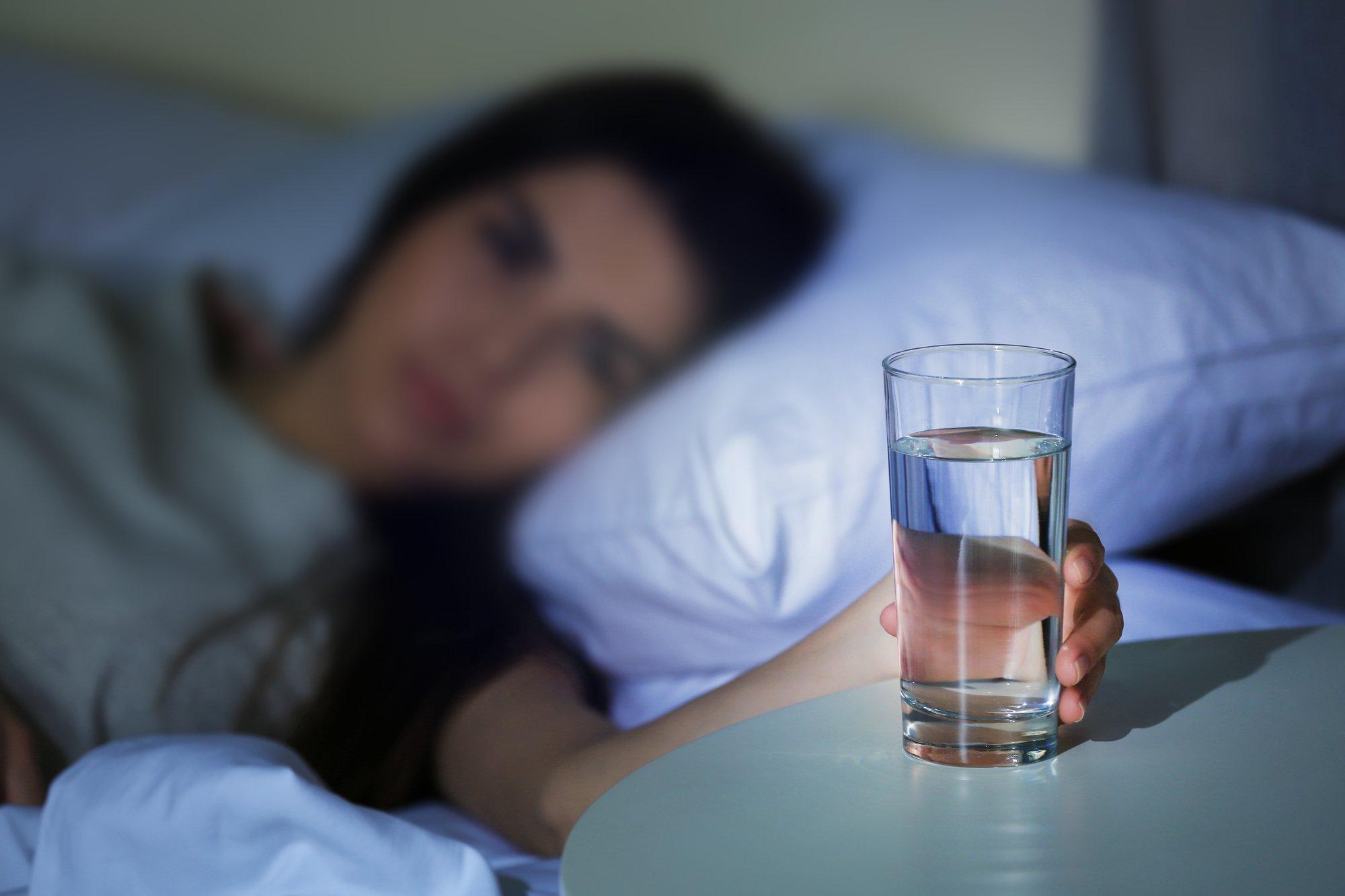 Пить ли воду перед сном: польза или вред?