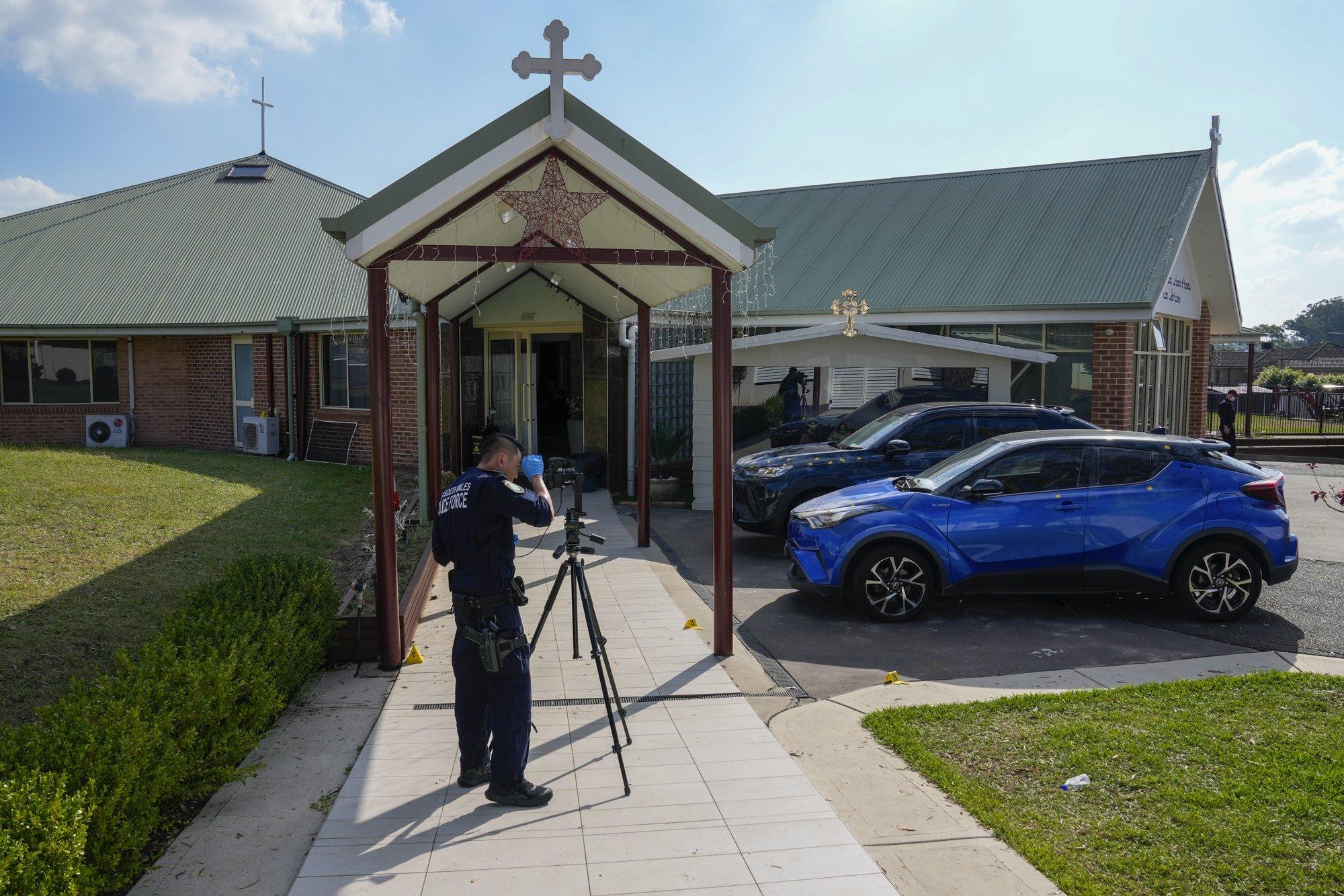 VIDEO | „Ta solvas mu prohvetit!“ Politsei kuulutas pussitamise Sydney kirikus terroriaktiks, järgnesid rahvarahutused