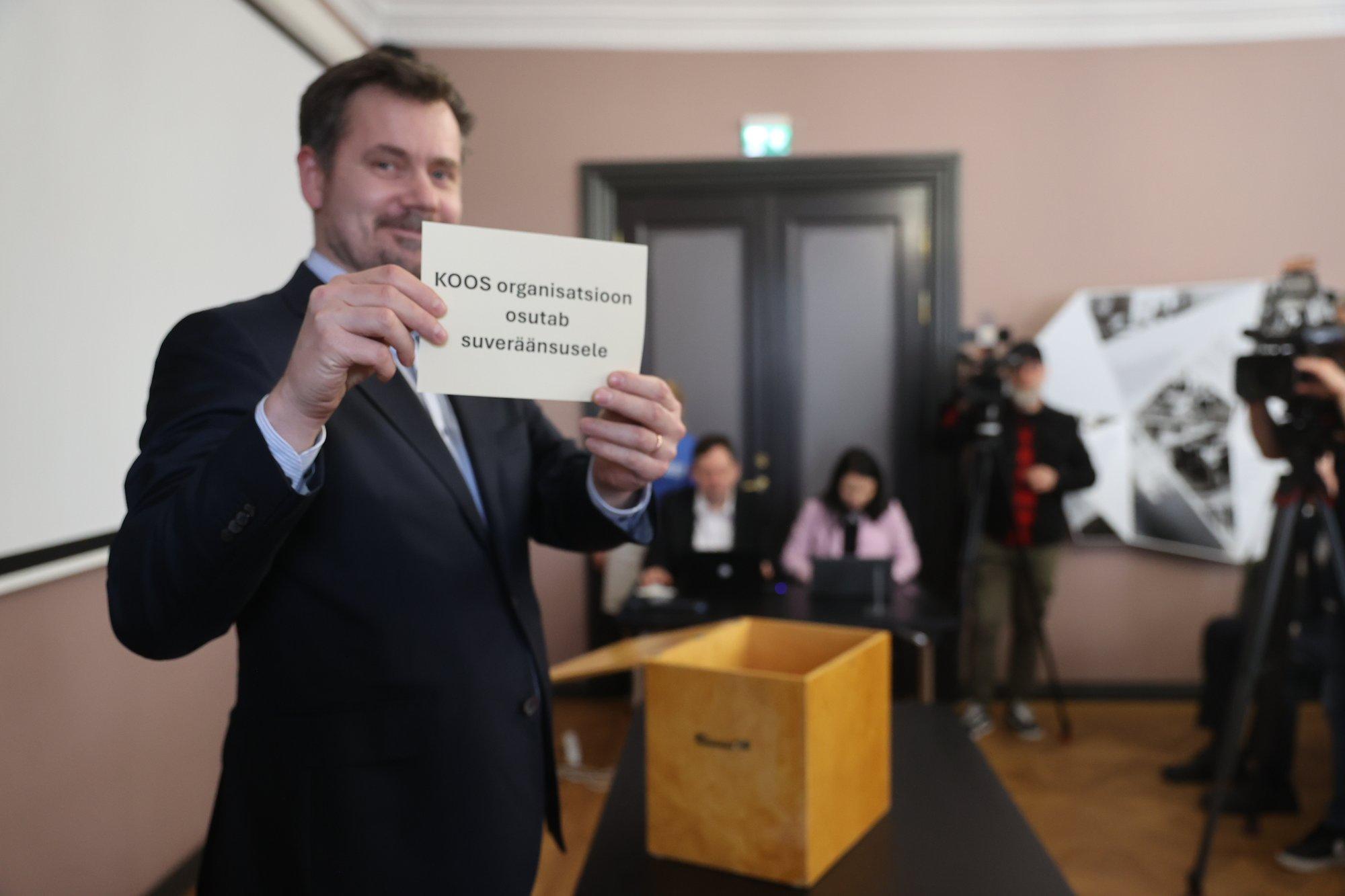 ФОТО | Жребий брошен! Первой в списке на выборах в Европарламент будет партия KOOS во главе с Айво Петерсоном 