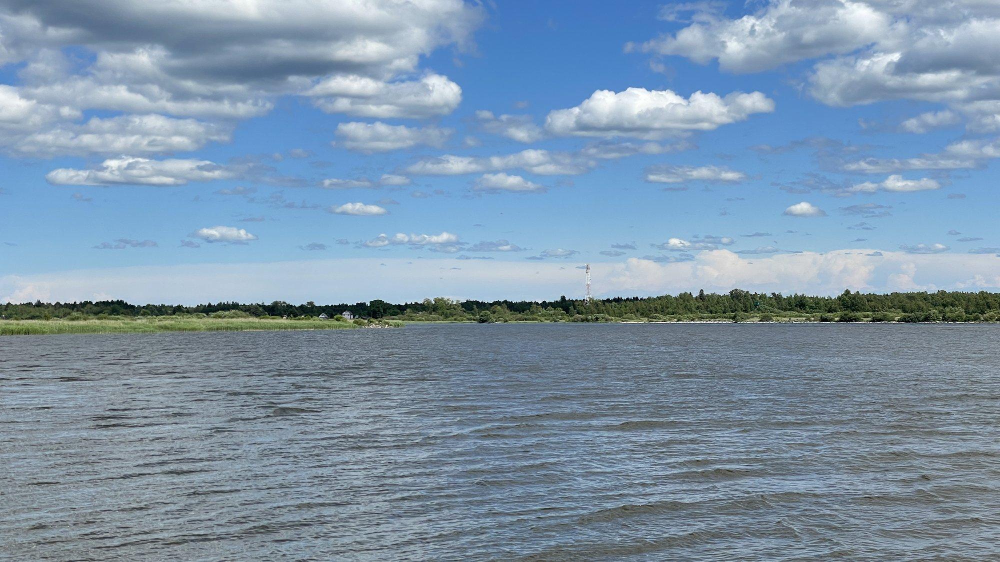 Пустая лодка дрейфовала в реке Нарва
