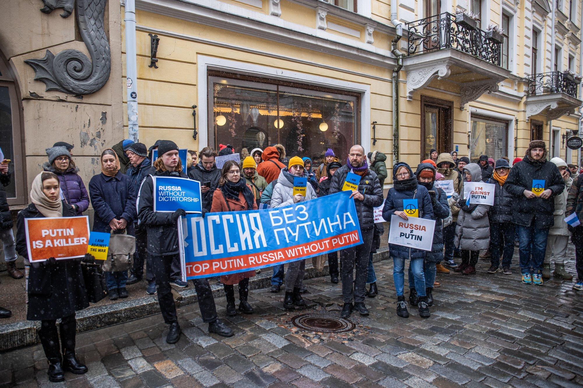 Протест перед российским посольством в Таллинне во время голосования 17 марта.