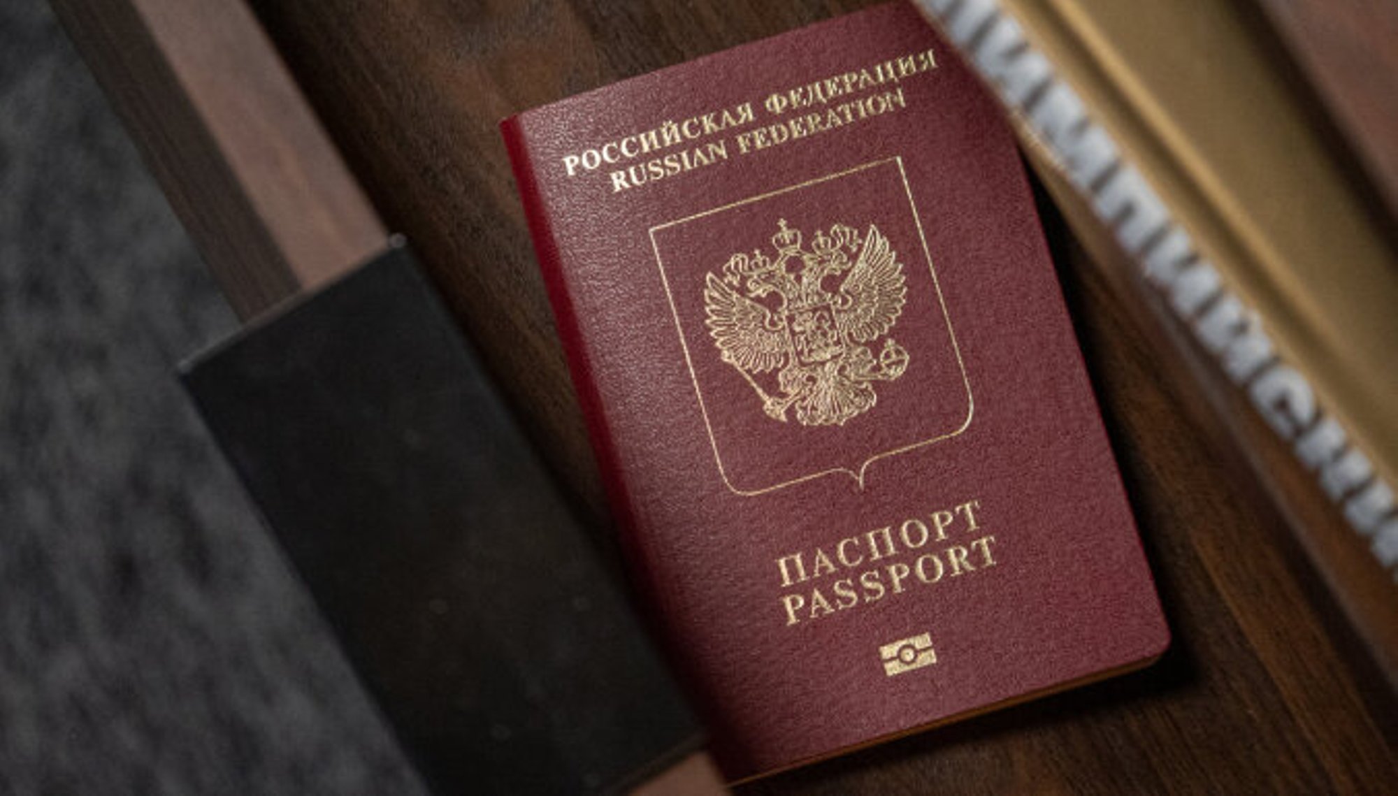 „Хочется кинуть телефон об стену“: россияне не могут записаться в посольство на замену загранпаспорта