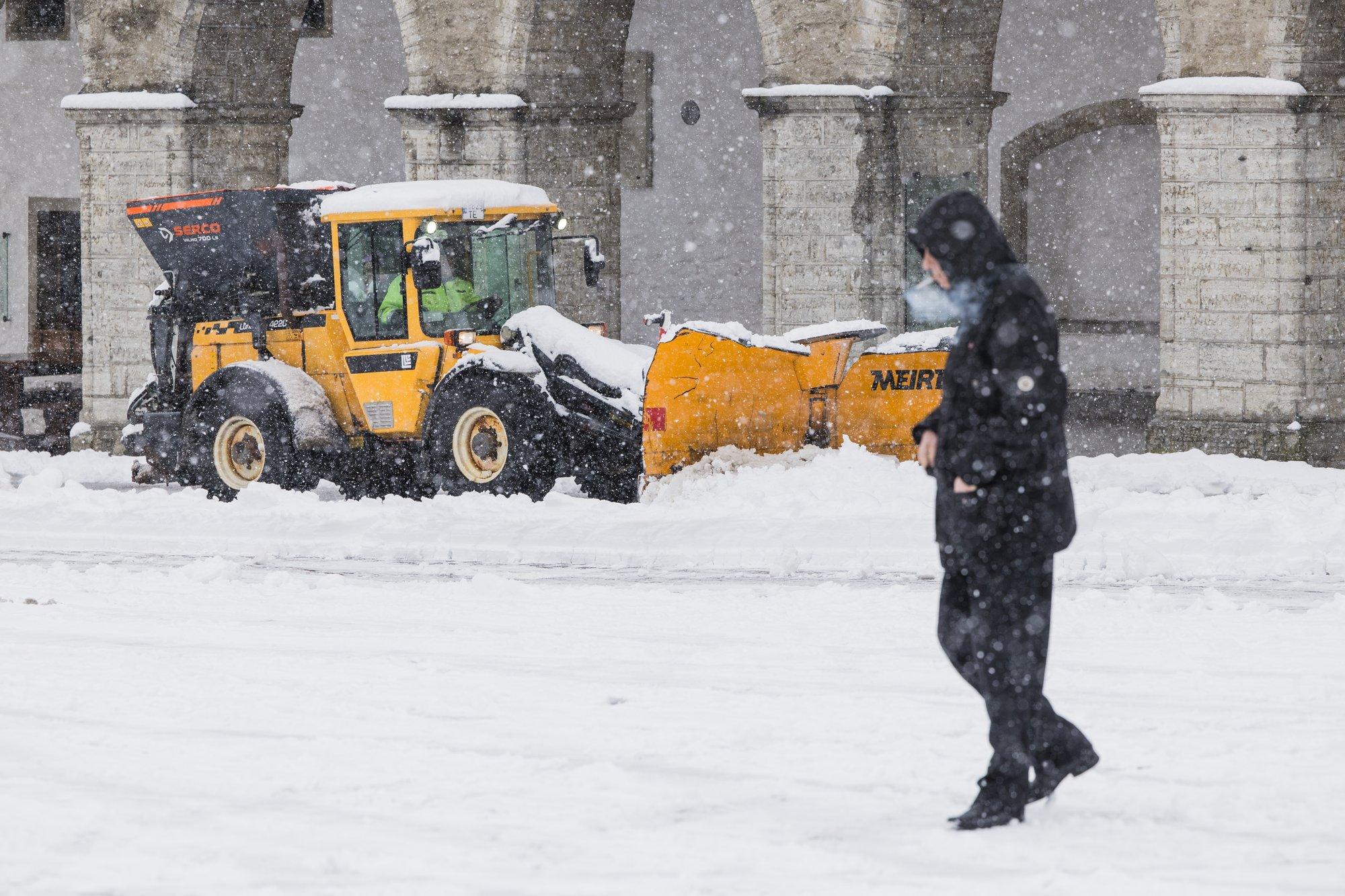 FOTOD ja BLOGI | Mõnel pool Eestis sadas maha paks lumekord, külvates liikluskaost