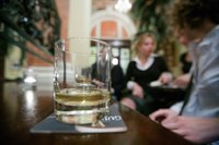 'Latvija ir zeme, kas dzer' – valdība atbalsta alkohola patēriņa ierobežošanu
