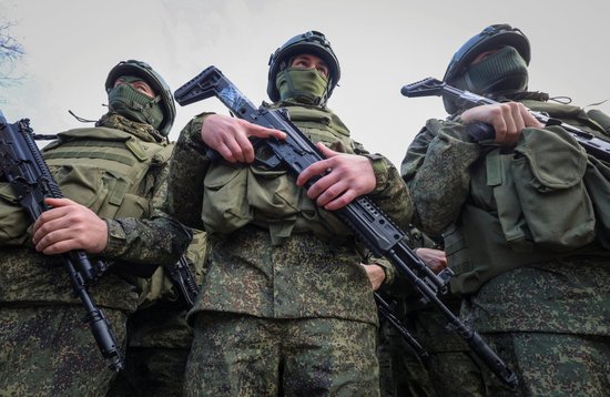 Krievija šovasar uzbruks negaidītās frontes līnijas vietās, brīdina Kijiva