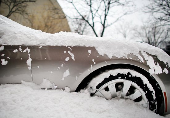 10 вещей, которые не следует оставлять в холодной машине