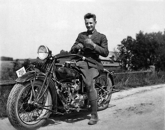 Enerģijas pielādētais motociklists Miķelis – kāds bija unikālā apgāda 'Zelta Ābele' izdevējs