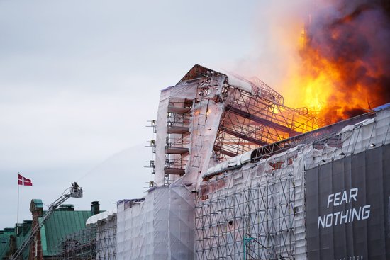 В Копенгагене загорелась одна из главных достопримечательностей — здание биржи. Пожар уничтожил шпиль