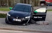 Video: Jaunieši tirdzniecības centra stāvlaukumā avarē ar nomas automobili