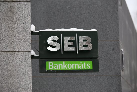 Банк SEB меняет модель управления банкоматами. Что это значит для клиентов?