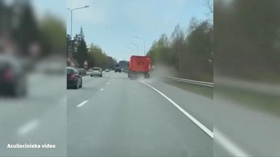 ВИДЕО: на Елгавском шоссе задержан пьяный водитель грузовика