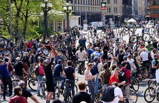 Foto: Vairāki simti velosipēdistu pulcējas 'Kritiskās masas' velobraucienā