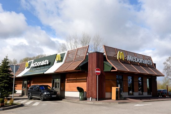 McDonald's в Латвии повышает зарплаты и ищет новых сотрудников