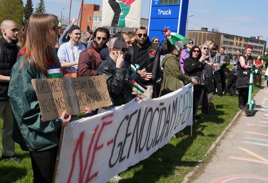 Foto: Gājienā palestīniešu atbalstam Rīgā dodas ap 100 cilvēku