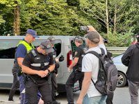 Reportāža: Protests pie pieminekļa Pārdaugavā noslēdzies ar pieciem aizturētajiem