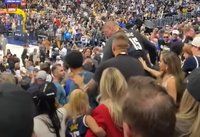 Video: NBA zvaigznes Jokiča brālis tribīnes iekausta citu skatītāju