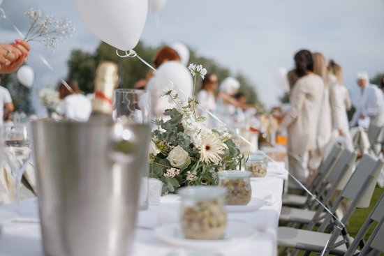 Elegantā baltā piknika rīkotāji izziņo pasākuma datumu