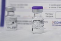 BioNTech и Pfizer сообщили об успешных испытаниях новых вакцин от "омикрона"