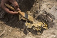 Miljoniem dolāru apslēpti tīrumā – aizraujoši un negaidīti arheoloģiskie atklājumi