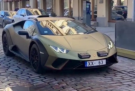 Latvijā reģistrēts apvidus braukšanai pielāgots 'Lamborghini' superauto