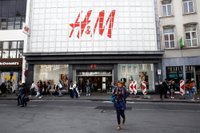 В одежде H&M и Zara обнаружили "следы" незаконной вырубки лесов, захвата земель, насилия и коррупции