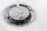 Как почистить забитый слив в ванной? Пять простых шагов