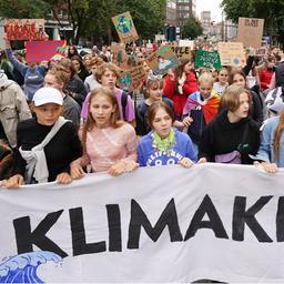 Teilnehmer und Teilnehmerinnen des globalen Klimastreiks von Fridays for Future (FFF) demonstrieren in der Innenstadt.