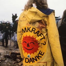 Atomkraft? Nein Dank steht auf einer gelben Regenjacke - Polizei und Bundesgrenzschutz räumen am 04.06.1980 das Hüttendorf der "Republik Freies Wendland" nahe Gorleben.