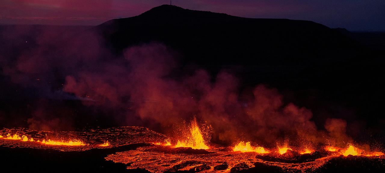 Lava fließt aus einem Vulkan in Grindavik (Island).