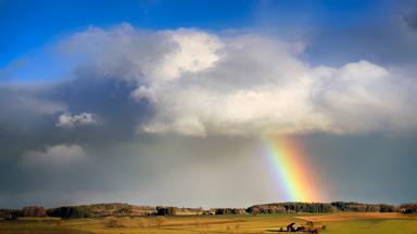 Regenbogen mit Schauerwolke