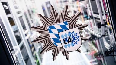 Das Logo vom bayerischen Landeskriminalamt (BLKA) ist an der Tür zu einem Serverraum zu sehen.