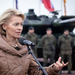 Ursula von der Leyen steht vor Soldaten und einem Panzer.