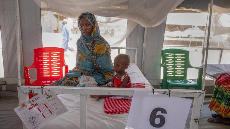  Sudanesische Kinder, die an Unterernährung leiden, werden in einer Klinik der Ärzte ohne Grenzen (MSF) im Lager Metche, nahe der sudanesischen Grenze behandelt. 