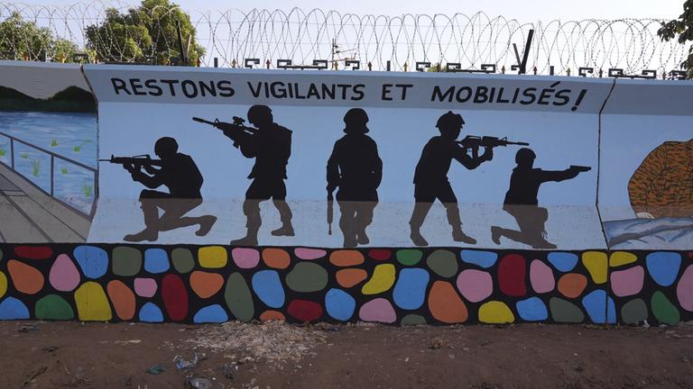 Ein Wandbild in Ouagadougou in Burkina Faso zeigt bewaffnete Kräfte