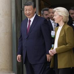 Chinas Staatspräsident Xi und EU-Kommissionschefin von der Leyen stehen mit Frankreichs Präsident Macron vor dem Elysee-Palast