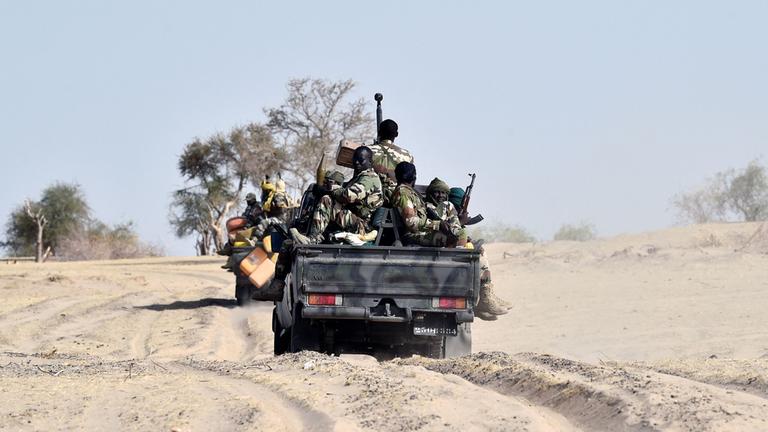Nigrische Soldaten auf einem Pickup